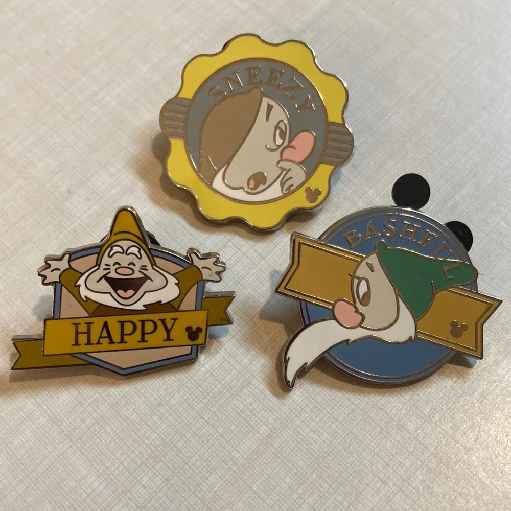 Disney Trading Pins- Notebooks, 7 Dwarfs etc. set of 6